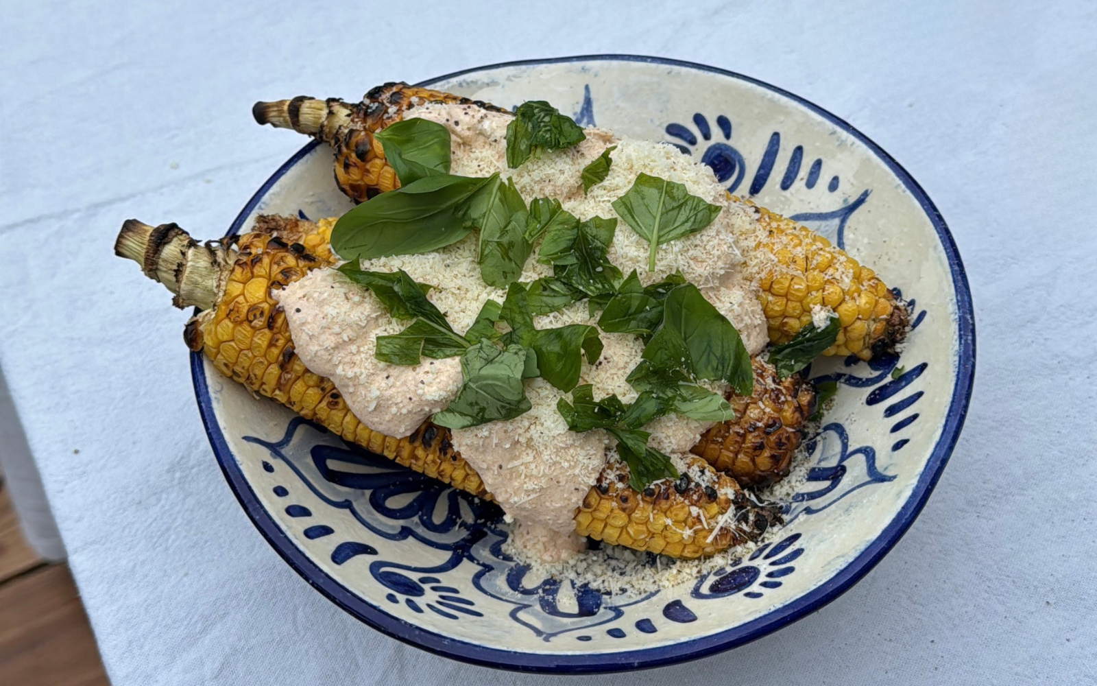 Grillede majskolber m. krydret creme og ost